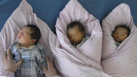 内地开放二孩月嫂薪资过万 大学生争相入行|月