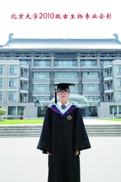 薛逸凡当年“一个人的毕业照”,让大学四年默默无闻的她在网络上爆红。