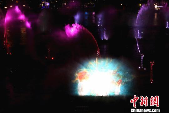 情人港的水面在激光与喷泉中变得迷离。　赖海隆 摄