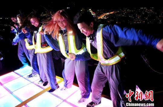 悉尼大桥攀登公司更是别出心裁地在灯光节来临之际，在著名的海港大桥之巅特别打造了70年代风格炫彩舞池。　赖海隆 摄