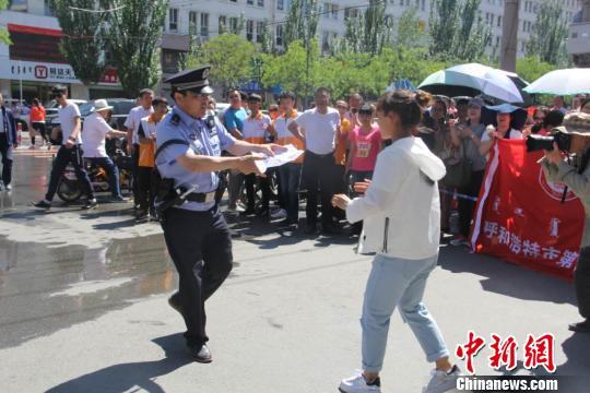 蒙古考生考前丢准考证 警民联动15分钟找回|高