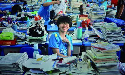 高考结束 河北省多地家长来衡水一中接孩子