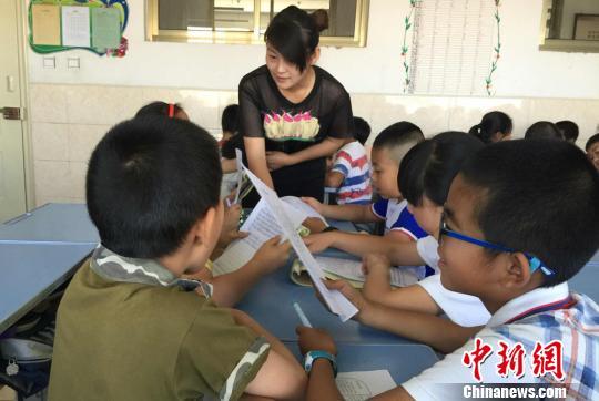 图为老师和同学们交流高考作文。 刘玉桃 摄