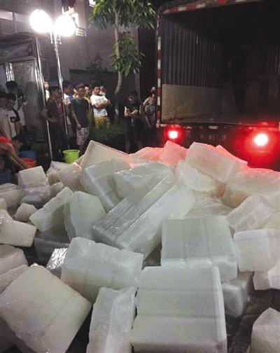 近日,广西科技大学鹿山学院陆续运来28吨冰块给学生降温。网络截图