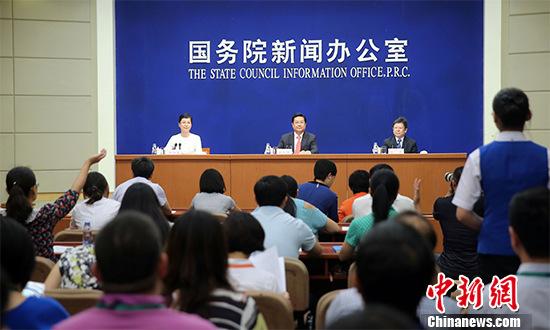 7月12日,国务院新闻办举行新闻发布会,教育部副部长刘利民介绍《关于统筹推进城乡义务教育一体化改革发展的若干意见》有关情况,并答记者问。中新社记者 杨可佳 摄