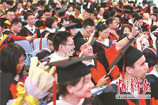 7月13日，北京，中国科学院大学，两名毕业生在自拍合影留念。当日，该校2016年度学位授予仪式在玉泉路校区礼堂举行。国科大2016年度共授予研究生学位10288人，其中授予5079名毕业生博士学位，授予5209名毕业生硕士学位。中国青年报·中青在线记者 赵迪/摄