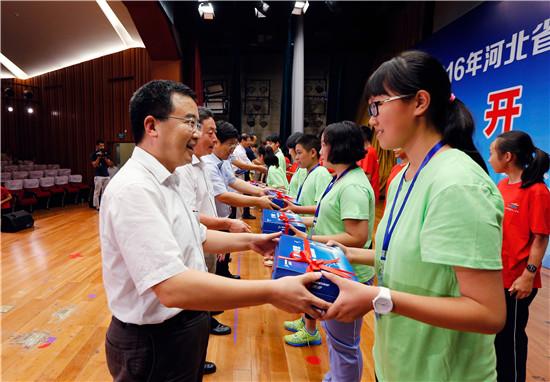 北京市教委向河北夏令营师生营员赠送了航模套材（摄影：丁柏明）