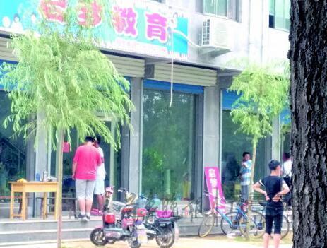 新泰天宝二村一处名为“启梦教育”的沿街房，也是一处暑期班的举办地点。