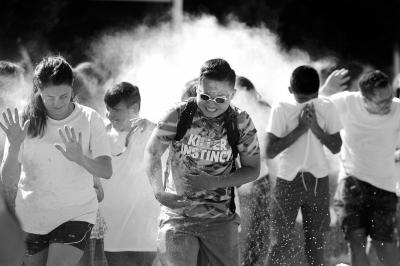 ▲2016年7月，美国加州Napa谷的中学夏令营活动举行了一场彩色跑活动，200余名学生畅享色彩与运动的狂欢。 图/东方IC
