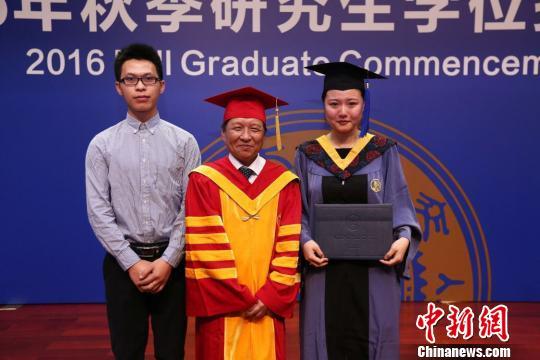 图为西安交大2016年秋季研究生学位授予仪式。　王小军 摄