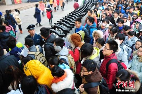 资料图:2015年12月26日,2016年中国研究生招生考试在全国开考。图为考生步入山东省烟台市福山区崇文中学考点。孙文潭 摄 视觉中国供图 资料图:2015年12月26日,2016年中国研究生招生考试在全国开考。图为考生步入山东省烟台市福山区崇文中学考点。孙文潭 摄 视觉中国供图