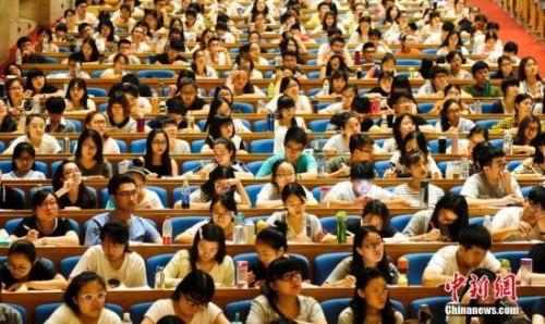 资料图:7月19日,3000多名学子聚集济南的山东会堂参加考研培训班,备战考研。<a target='_blank' href='http://www.chinanews.com/'>中新社</a>记者 张勇 摄 资料图:7月19日,3000多名学子聚集济南的山东会堂参加考研培训班,备战考研。<a target='_blank' href='http://www.chinanews.com/'>中新社</a>记者 张勇 摄