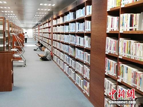 国家图书馆内席地而坐的读者。中新网记者 宋宇晟 摄