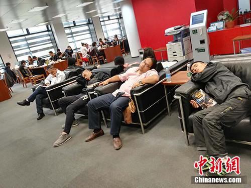 记者在国图看到，在类似沙发的座位上，几位读者正在睡觉，有人手中还捧着书。中新网记者 宋宇晟 摄
