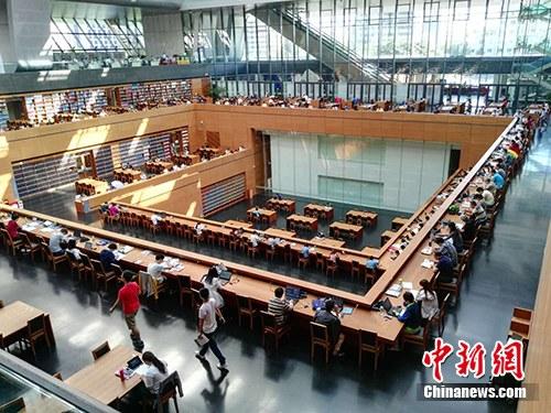 即便是工作日，国家图书馆阅览室内也有不少人在自习阅读。中新网记者 宋宇晟 摄
