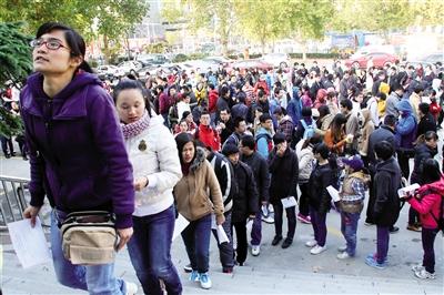 　　考生在全国硕士研究生招生报考点排队等候资格审查。 考研已经成为不少考生职业生涯规划的一种选择。 资料图片