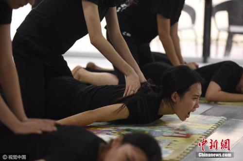 资料图：今年高考结束两个月，在顺义的一家艺考培训学校内，30名学生已经在这里封闭集训，每天15个小时课程……为了应付明年的艺考，大战已经开始。图片来源：视觉中国