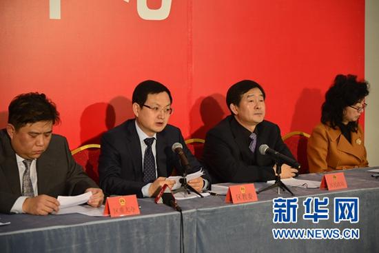 图为北京西城区教委主任丁大伟（左二）在新闻发布会现场发言。刘品彤摄 新华网发