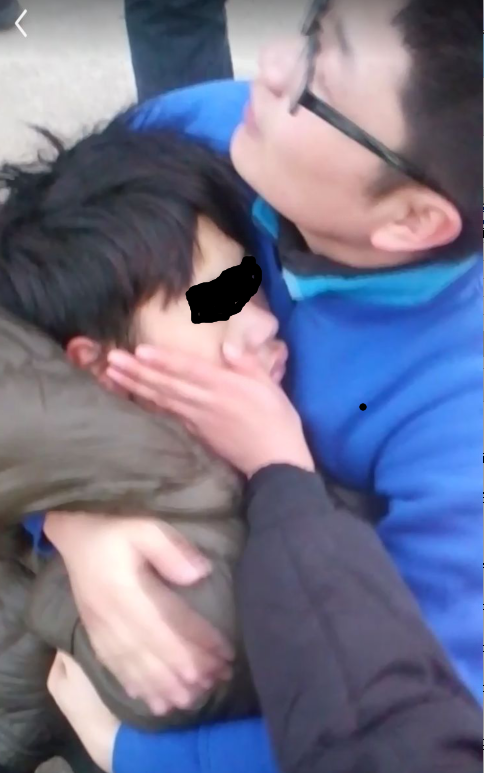 谢晓敏将外套脱下裹在刘强身上。视频截图