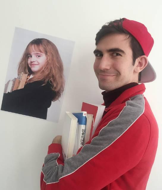 　　小哥爱好拍视频，经常跑去采访歪果仁在中国的各种体验，比如老外在中国看电影、用美颜相机、逛淘宝等诸多奇葩感受……