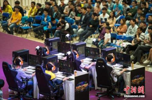 资料图:某电竞嘉年华活动在武汉举行,来自武汉大学、武汉理工大学、武汉纺织大学、湖北工业大学等高校的20支队伍参加。中新社记者 张畅 摄