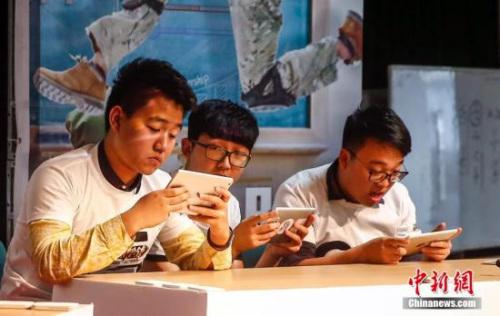 资料图:北京大学和清华大学电竞俱乐部的学生在北大进行了一场电竞对抗赛。中新社记者 张浩 摄