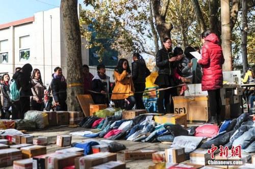 调查称大学生月均生活费1212元 超3成叹不够花 中新社记者 张勇 摄