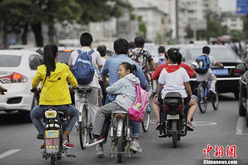 资料图：2016年9月1日，北京中小学开学首日遇上早高峰，造成学校周边道路拥堵。