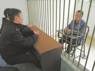 20日,资阳市看守所,2016年国家执业资格考试组织作弊案主谋段某接受讯问。田雪皎摄