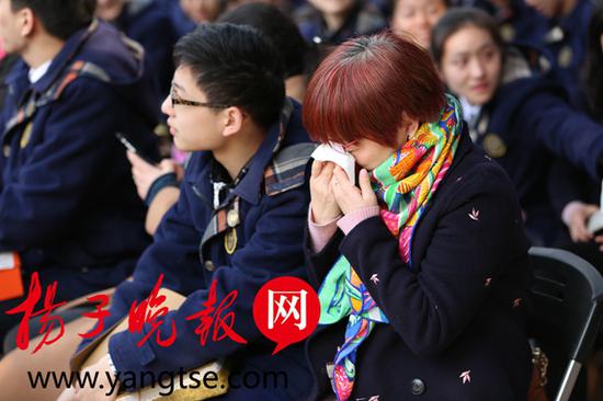 南京一高中“意外家书”写哭家长看哭孩子 被现场打动的家长。