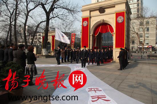 南京一高中“意外家书”写哭家长看哭孩子 校领导和班主任迎接中门进入的学生践行“修身齐家治国平天下”的成人责任。