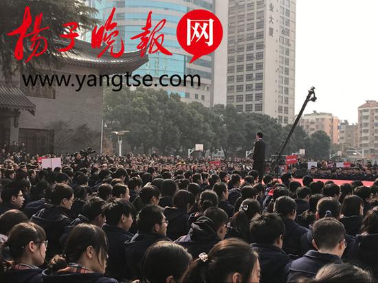 南京一高中“意外家书”写哭家长看哭孩子 开放平台上的学生成人礼演讲。