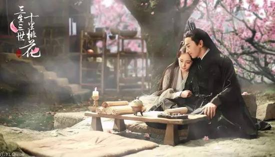 方才夜华(角色名)行色匆匆,淡薄之间隐含亲切,疏离之间暗藏婉约,如此神态,以我十多万年所见的风月经验,定是会佳人去了。