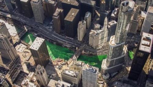 被染成绿色的芝加哥河
