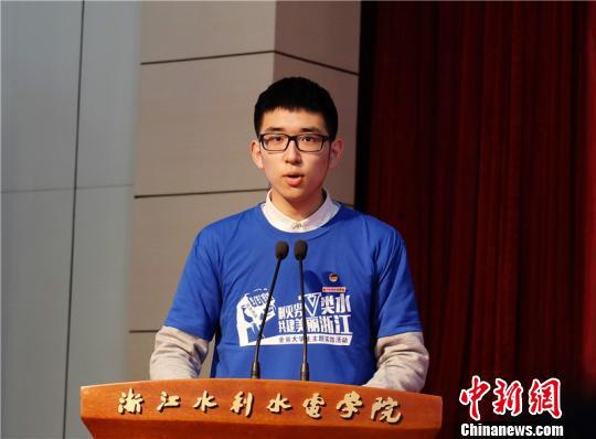     浙江大学学生会主席章成之带领浙江省1000名大学生代表在国歌声中宣誓。　刘丹丹　摄