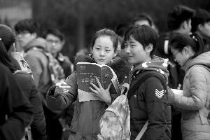 进入考场前还在抓紧复习