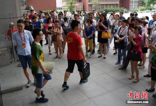 资料图：2015年6月13日，考生走出中国人民大学自主招生考试考场。中新社发 侯宇 摄