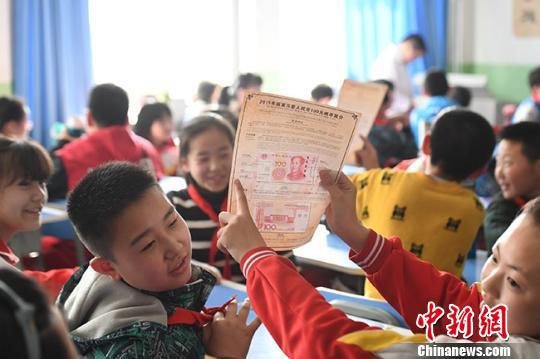 图为学生们学习如何鉴别钞票。　杨艳敏 摄