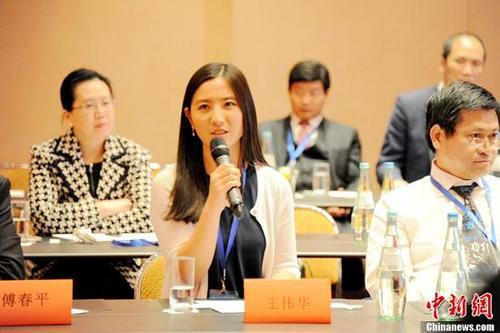 资料图:当地时间2016年10月29日,德国巴符州施韦青根市华人议员王伟华