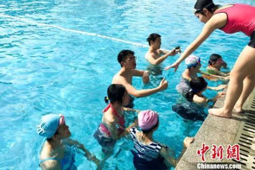 资料图:参与公益教学游泳活动的孩子们。