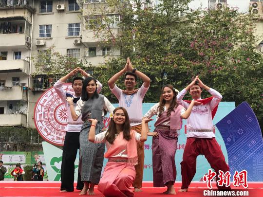 图为广西医科大学的留学生身着各自国家的传统服饰在现场表演。　钟建珊 摄