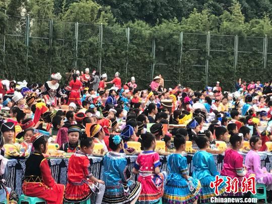     图为南宁市逸夫小学师生们身着各民族传统服饰在活动中。　钟建珊　摄