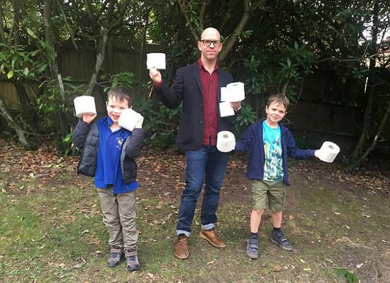 据英国《每日邮报》报道，近日，英国一所小学由于资金短缺，校方呼吁学生们自己带手纸、文具等必需品，以减轻学校的财务负担。