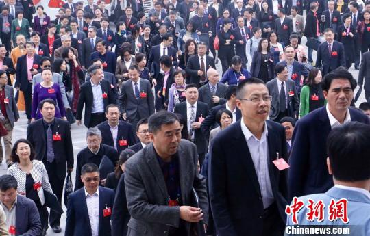 &nbsp;&nbsp;&nbsp;&nbsp;中国人民政治协商会议第十一届杭州市委员会第一次会议上政协委员步入会场。　徐瀚文　摄