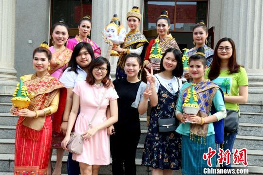 图为广西大学生与东盟留学生合影。 邓惠文 摄