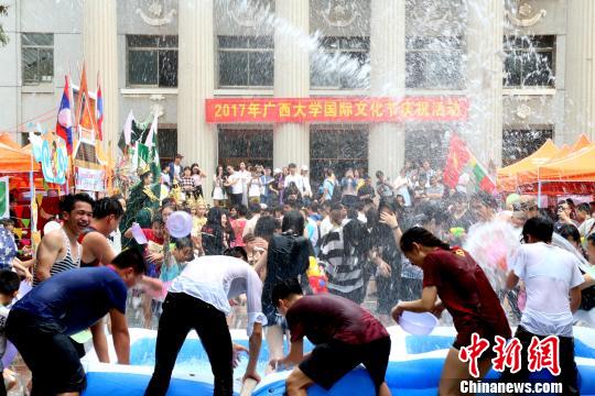 图为各国学生欢度泼水节。 邓惠文 摄