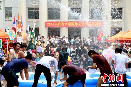 图为各国学生欢度泼水节。　邓惠文　摄