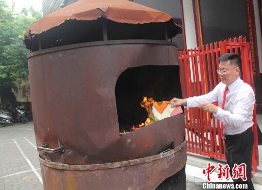 点香烧金纸,印尼华人的祭祀程式与中国完全一样。 林永传 摄