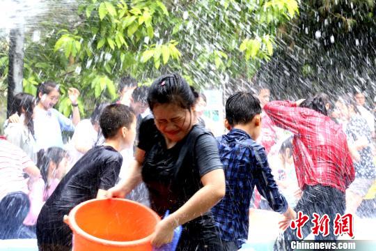 图为各国学生泼水嬉戏。 邓惠文 摄