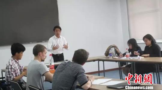 图为比赛过程中,辩手们轮番上台陈诉。